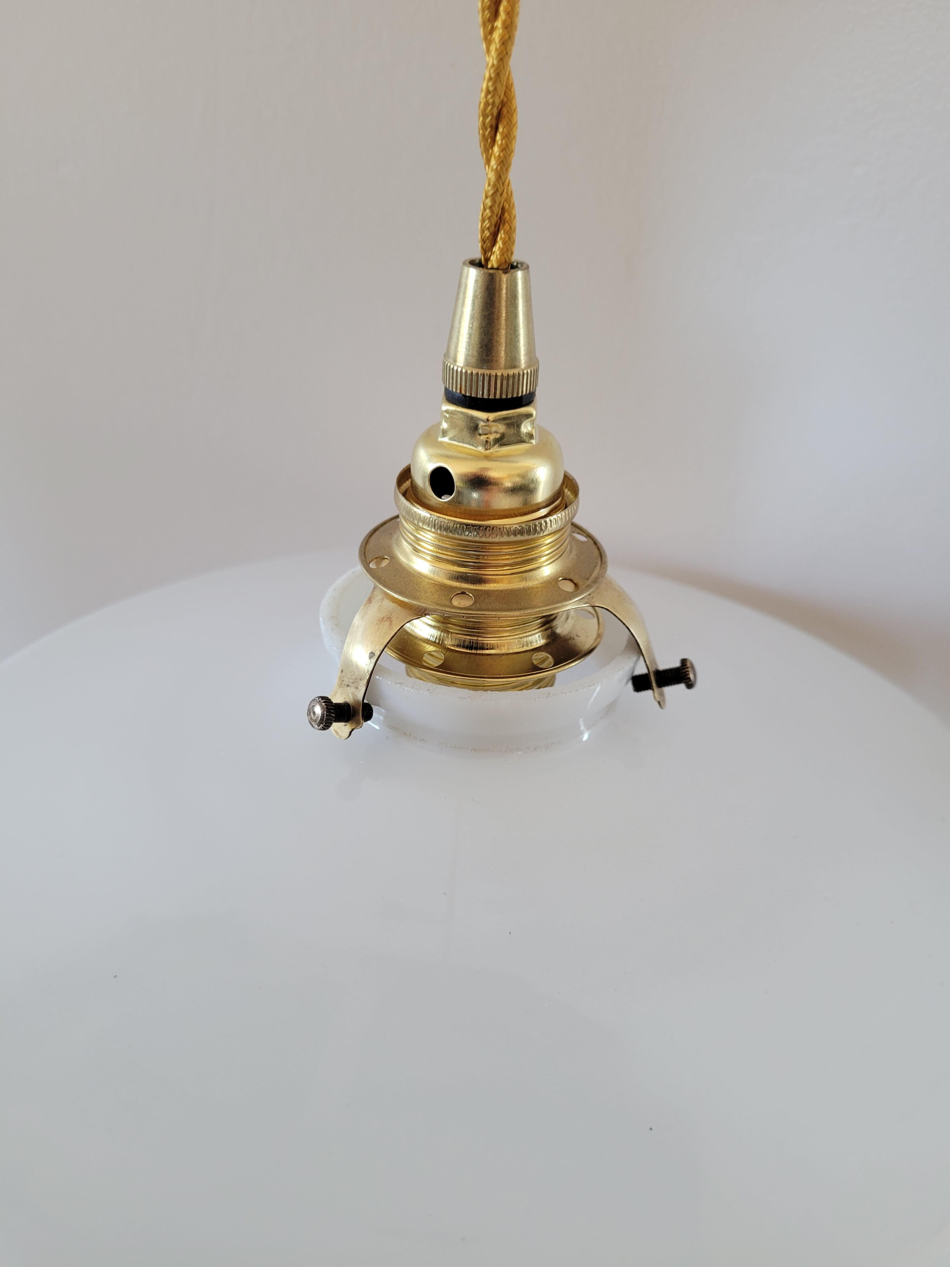 Smooth opaline suspension