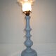 Ancienne lampe de table, pied en bois tourné gris galet et tulipe en verre