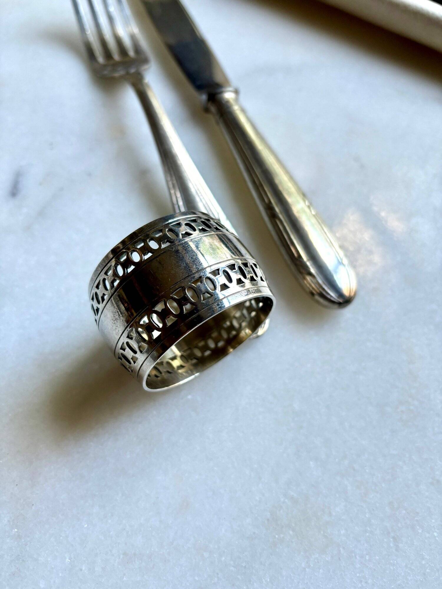 Openwork napkin ring in silver metal