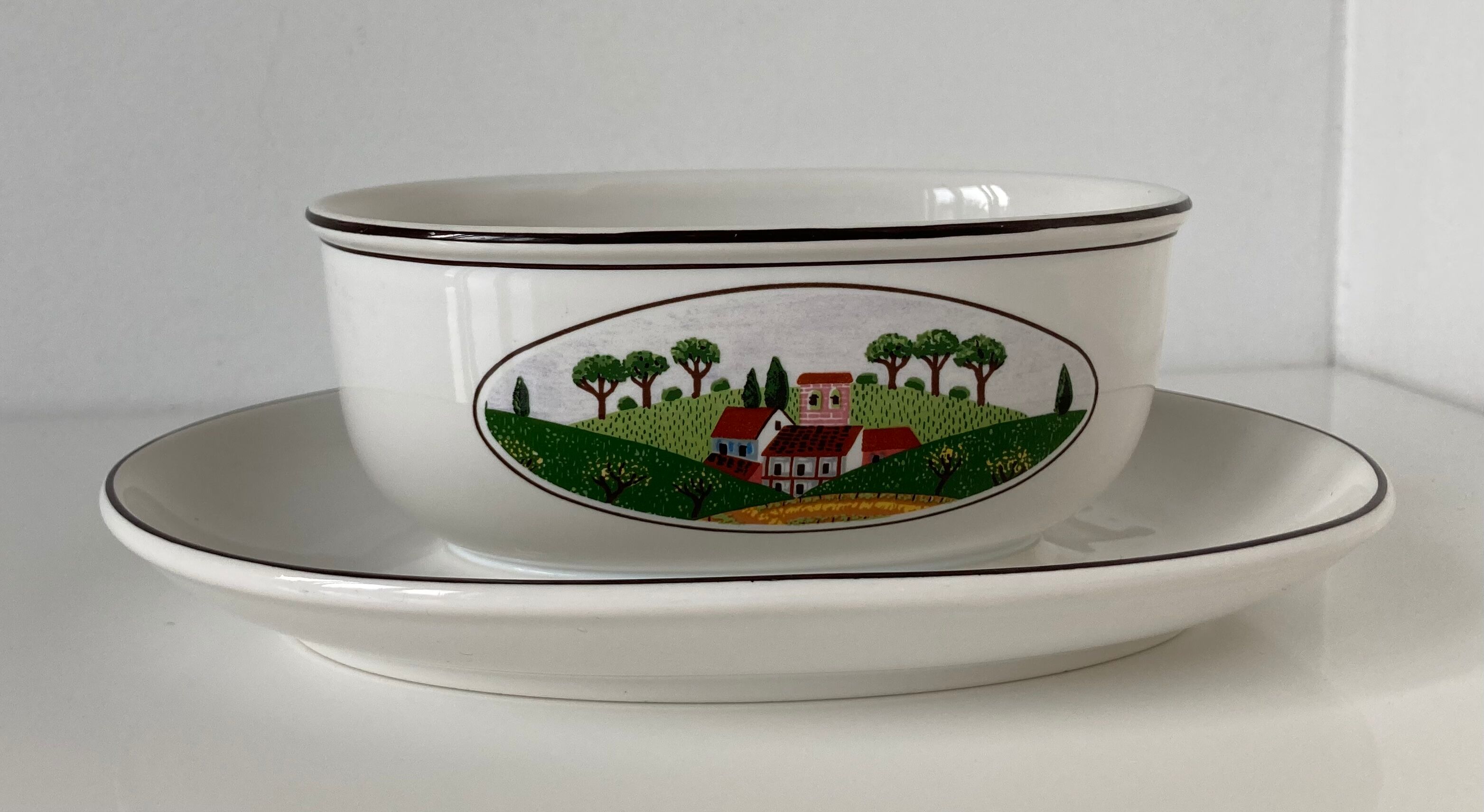 Saucière ovale Design Naïf sur son présentoir en vitro-porcelaine de Villeroy & Boch