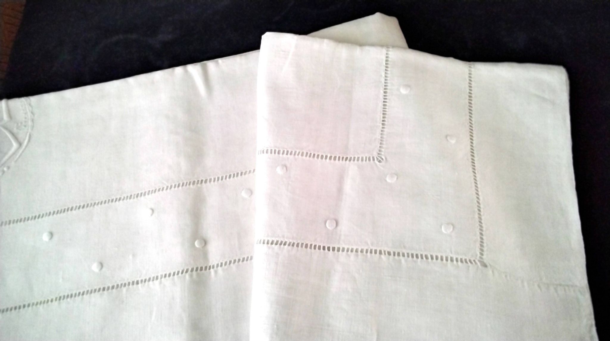 Drap ancien en lin monogrammé JB  Brodé de pois et jours échelles en retour