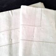 Drap ancien en lin monogrammé JB  Brodé de pois et jours échelles en retour