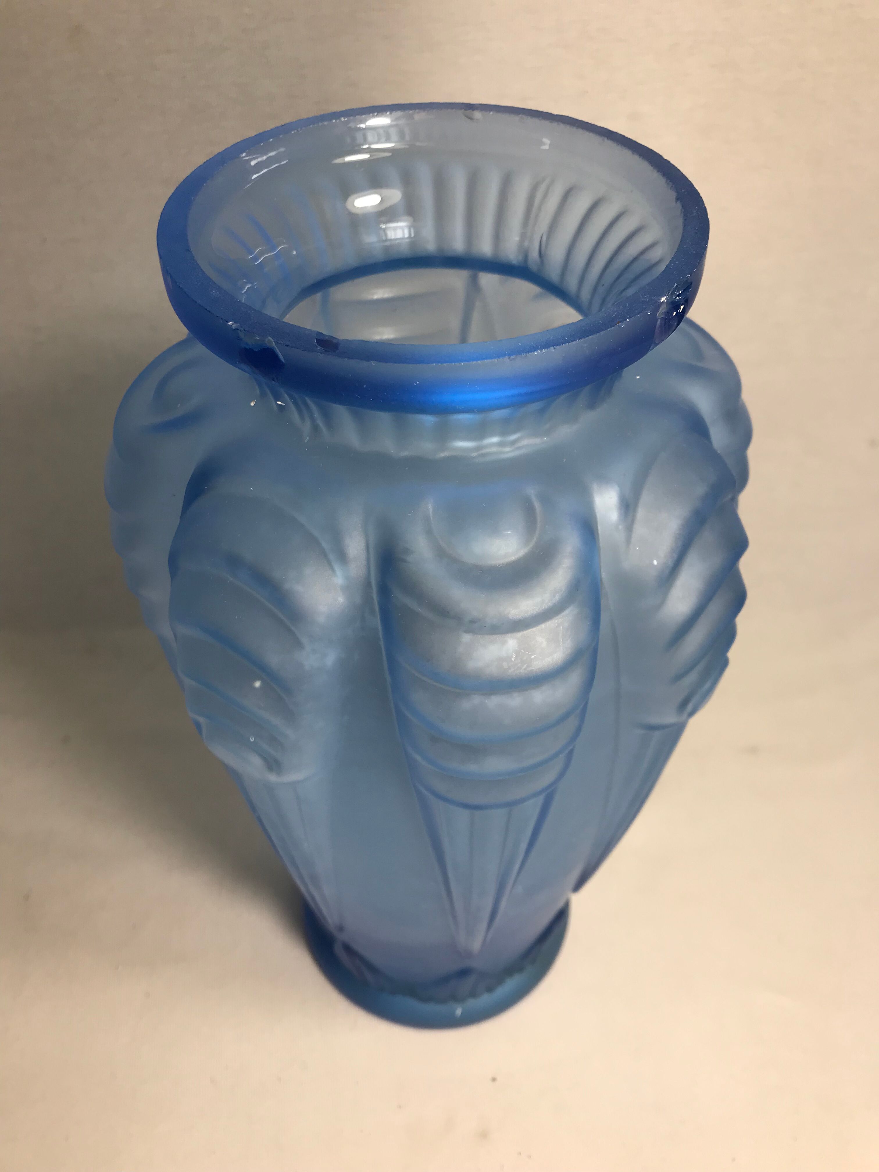 Ancien vase art deco verre moulé bleu années 30 france signé vintage