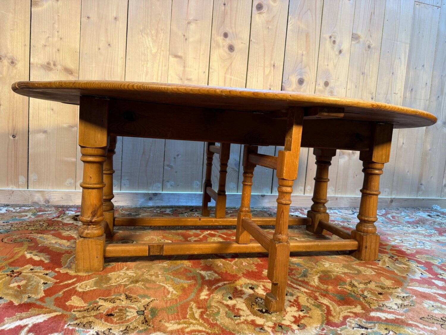 English gateleg coffee table in solid fir from the early 20th century.