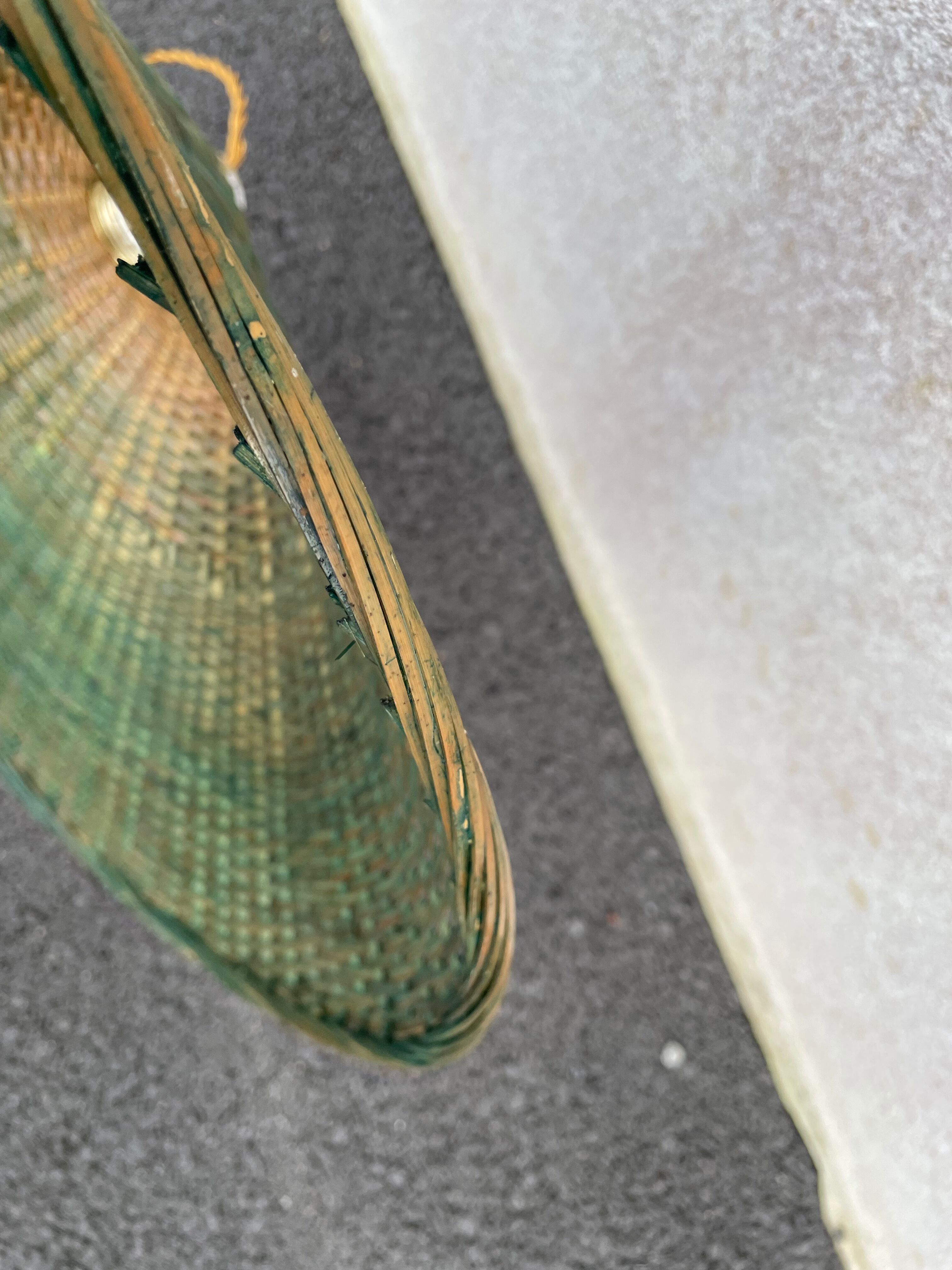 Suspension in green braided rattan