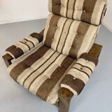 Vintage 1970s design armchair made of wood and fabric.