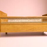 Lit vintage pour enfant - en rotin et bois - 1960