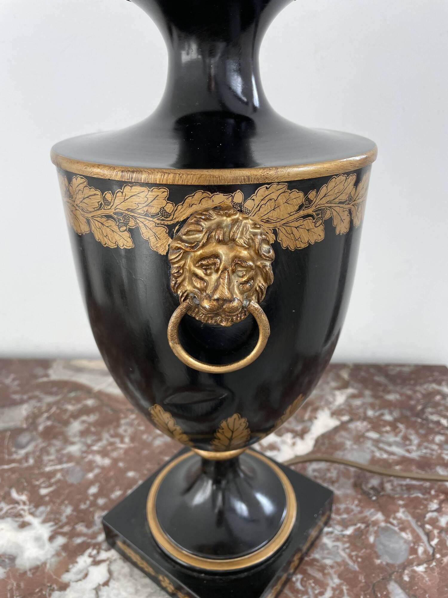 Foot, Baluster lamp, golden lions, golden lampshade, Hotel Intercontinental de Paris Opéra Garnier