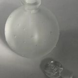 Flacon lalique dans la nuit, en verre dépoli, forme boule