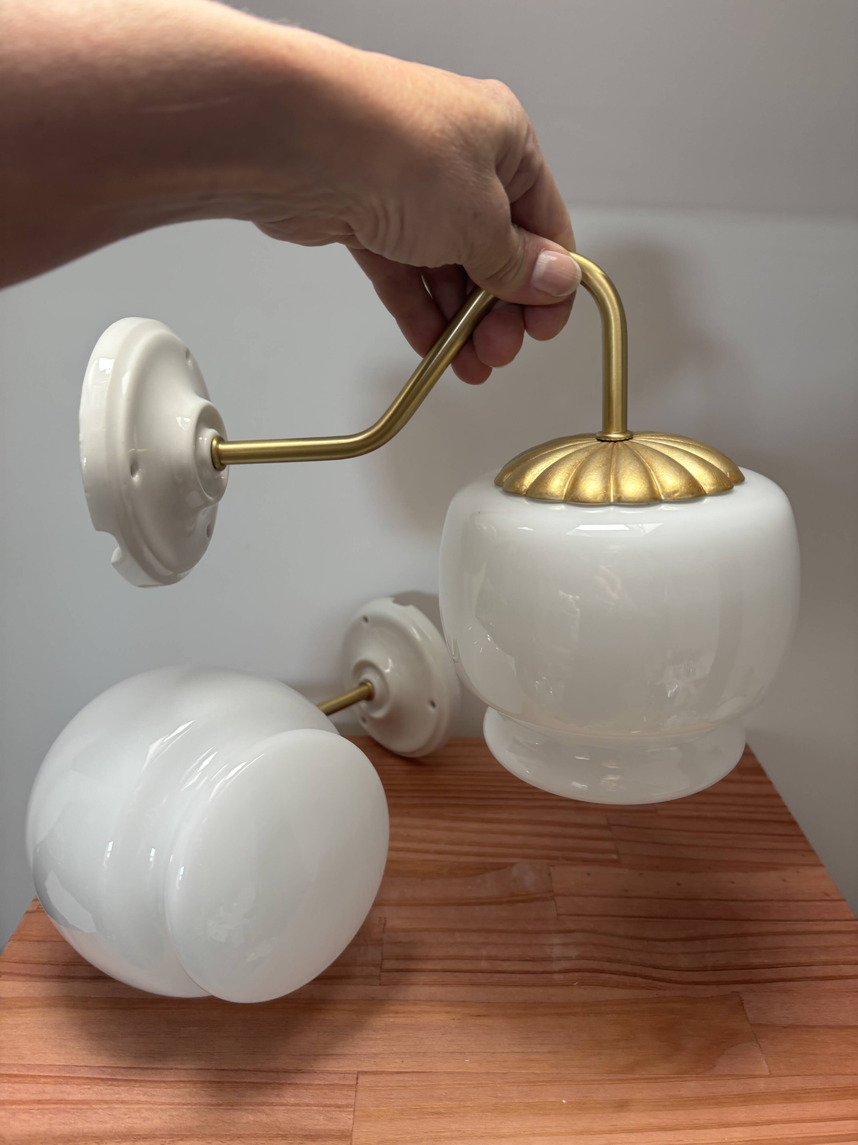 Paire d’appliques murales vintage globes blancs
