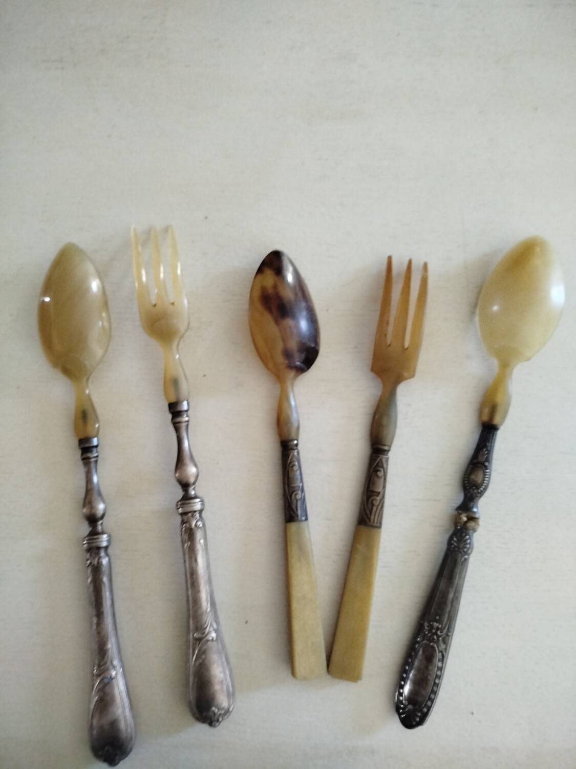 Couverts anciens corne et argent