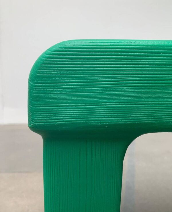 Tabouret postmoderne en plastique imitation bois