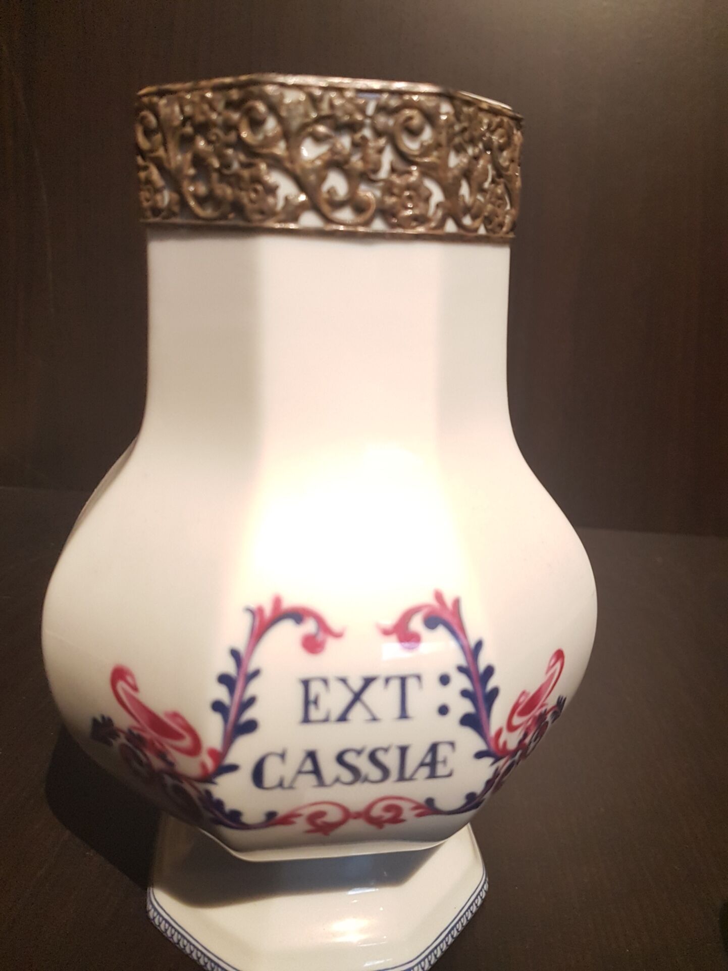 Porcelain pharmacy pot