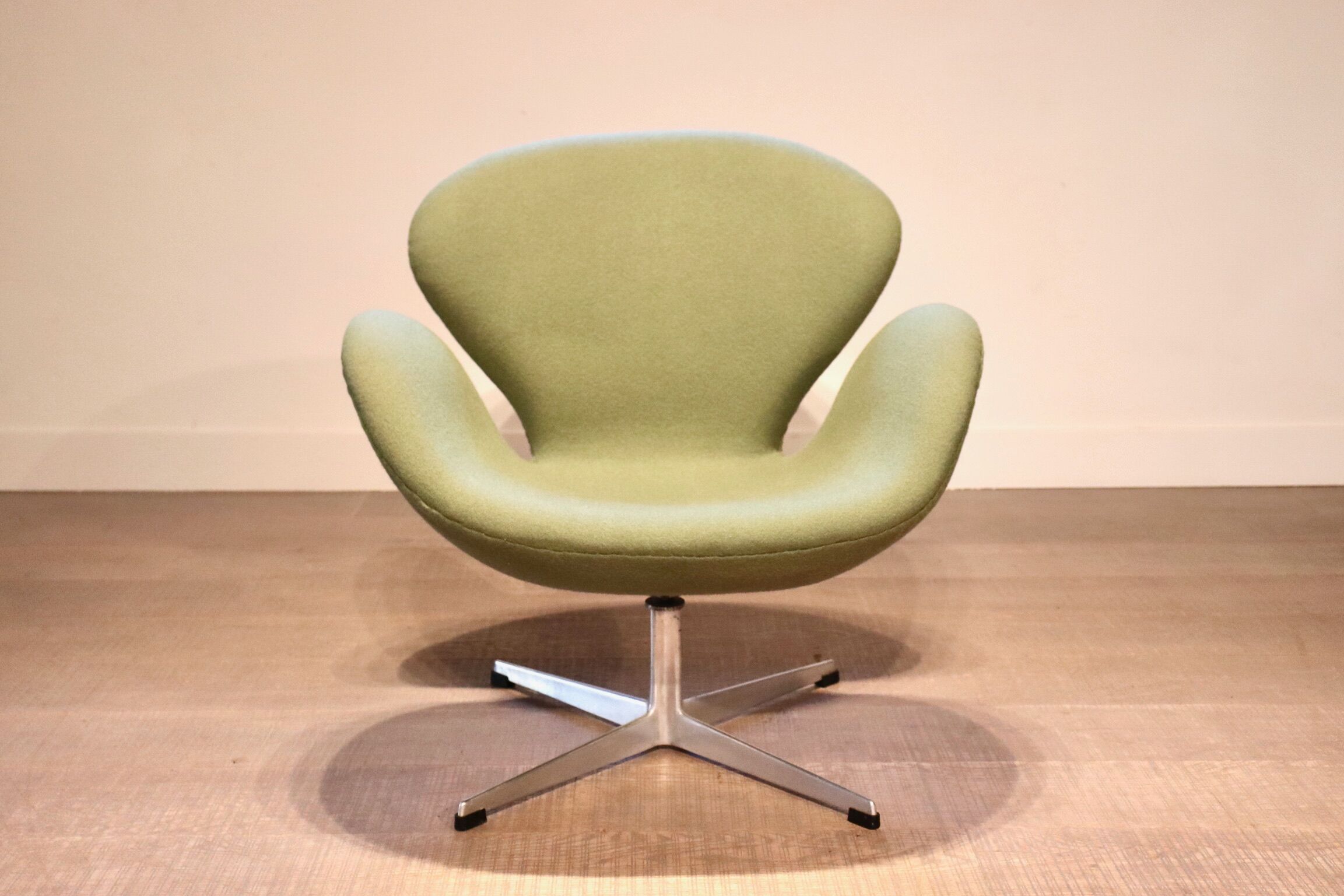 Early model 3320 Swan Chair by Arne Jacobsen for Fritz Hansen, 1950s
