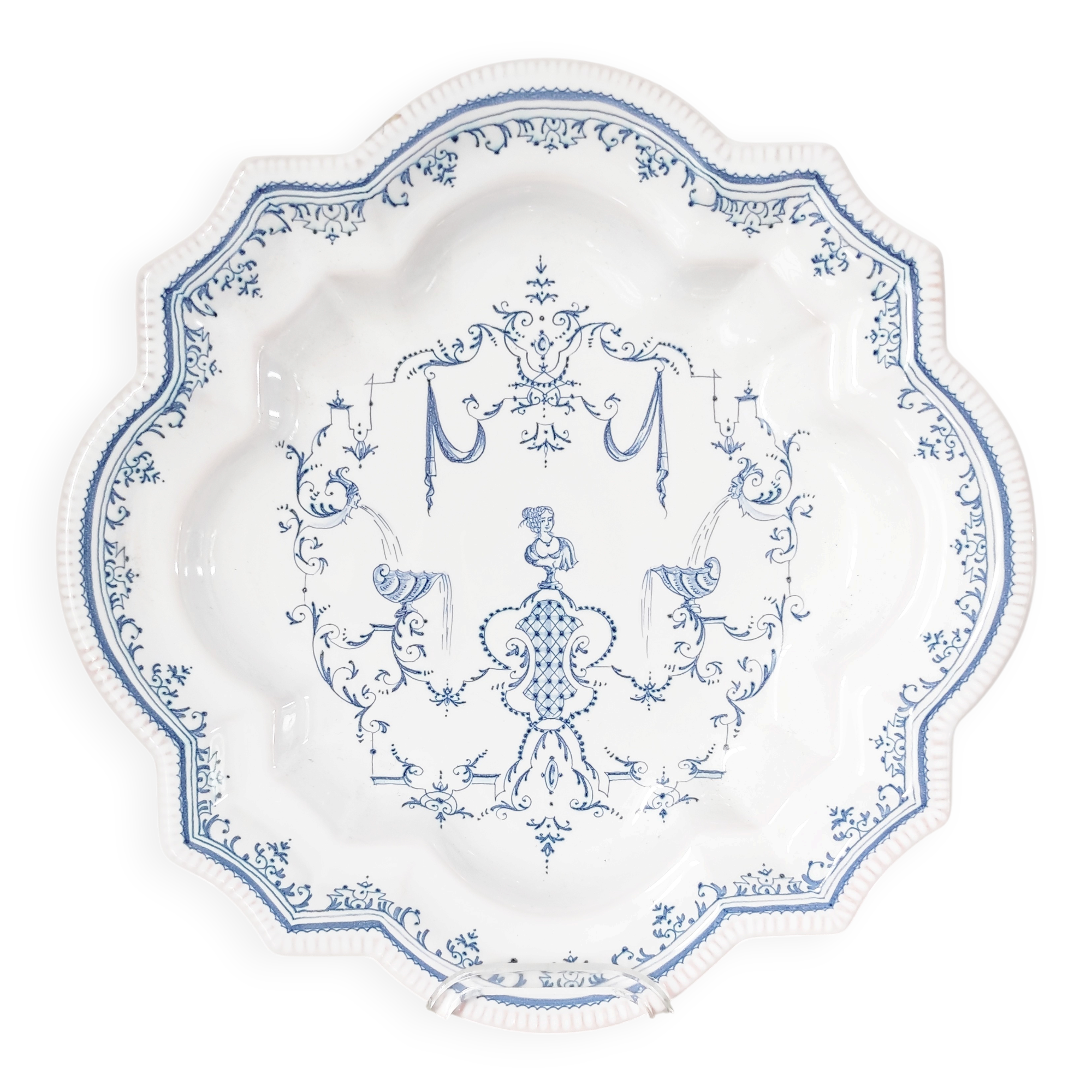 Assiette creuse décor bleu Moustiers