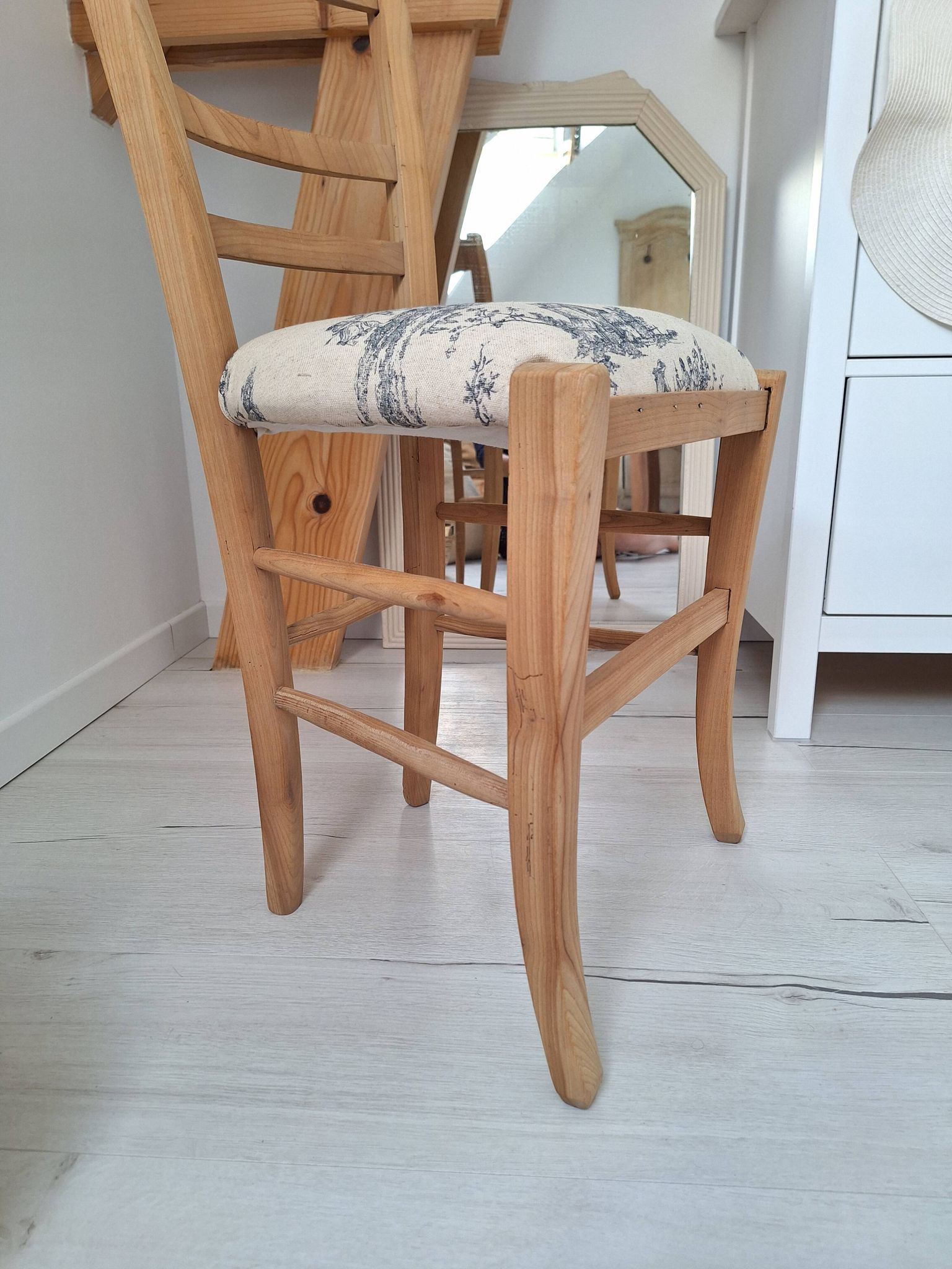 Country chair in blue toile de Jouy