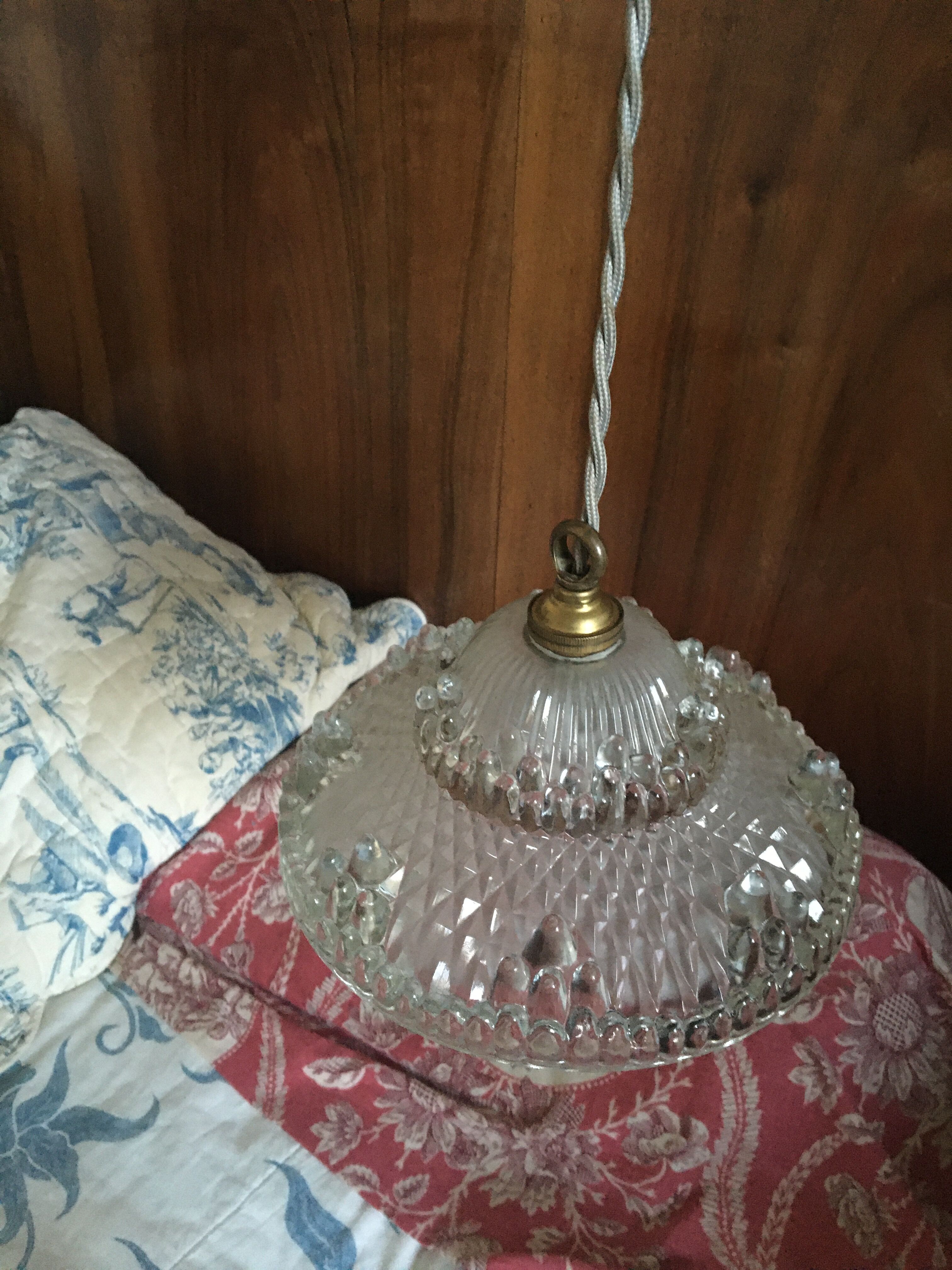 Hanging moulded glass with cable
