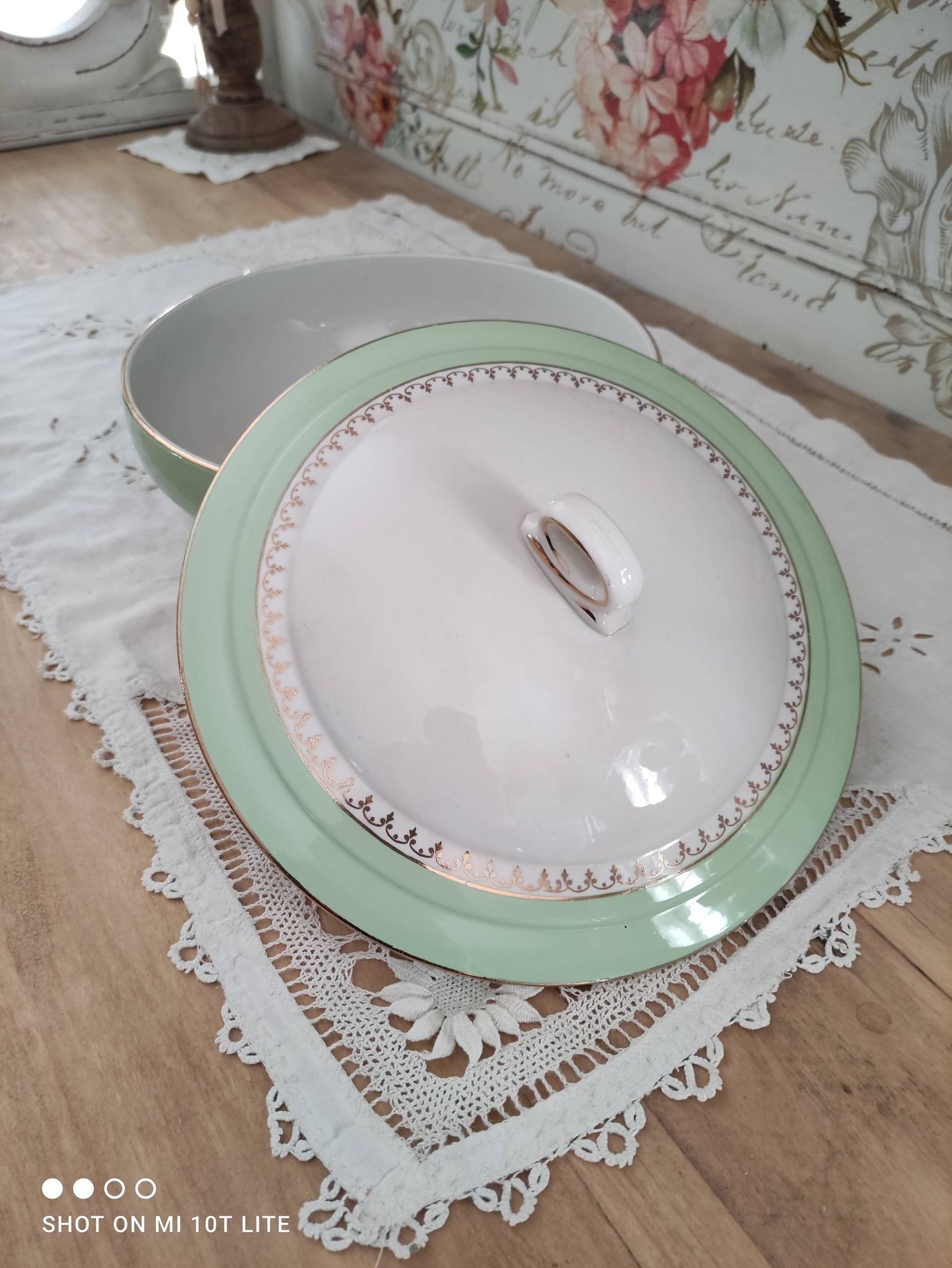 Légumier marli vert d'eau et frise dorée Cafés Lemaire
