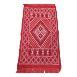 Tapis rouge à motifs berbères fait main