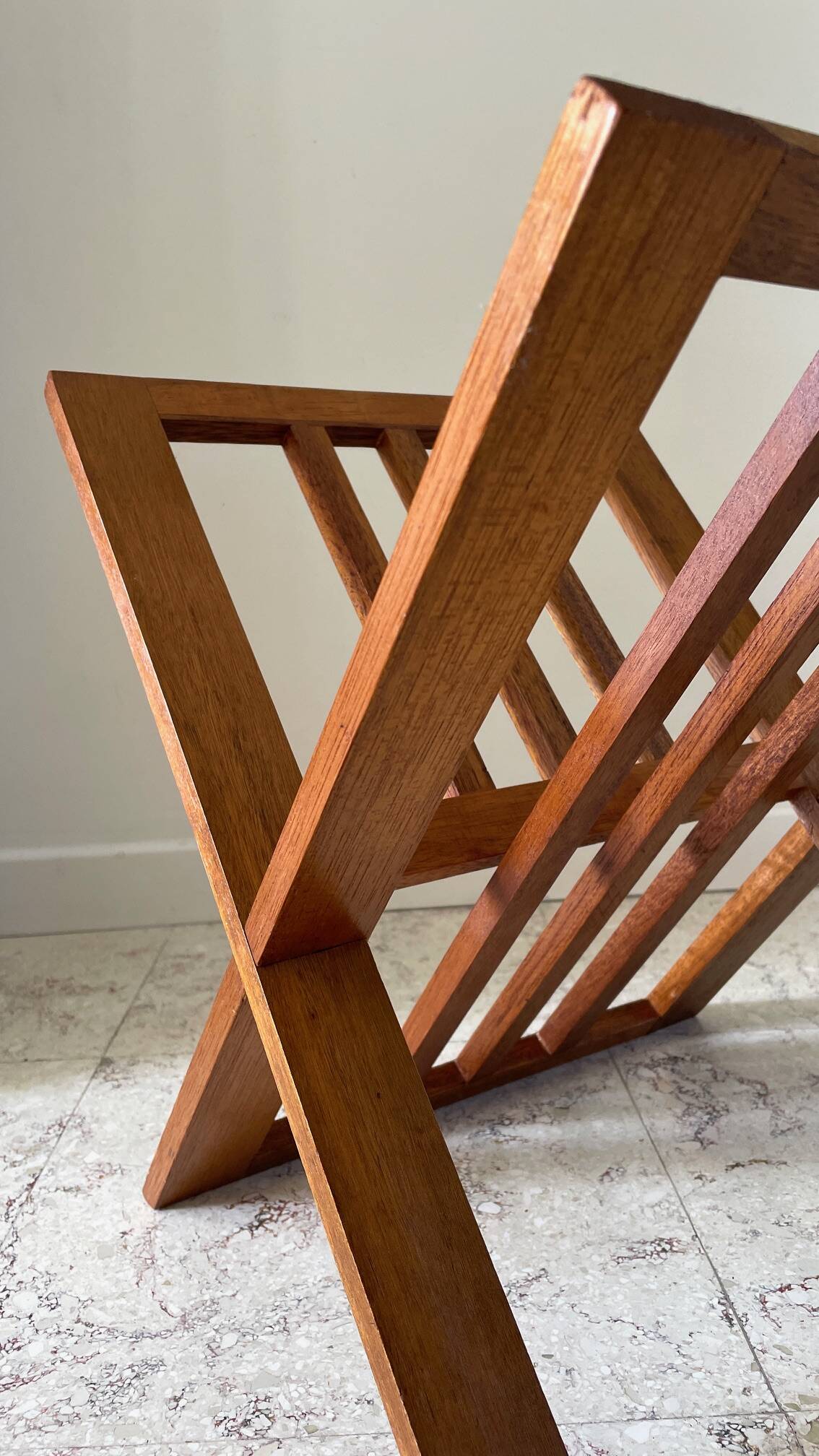 Vintage design geometric magazine rack