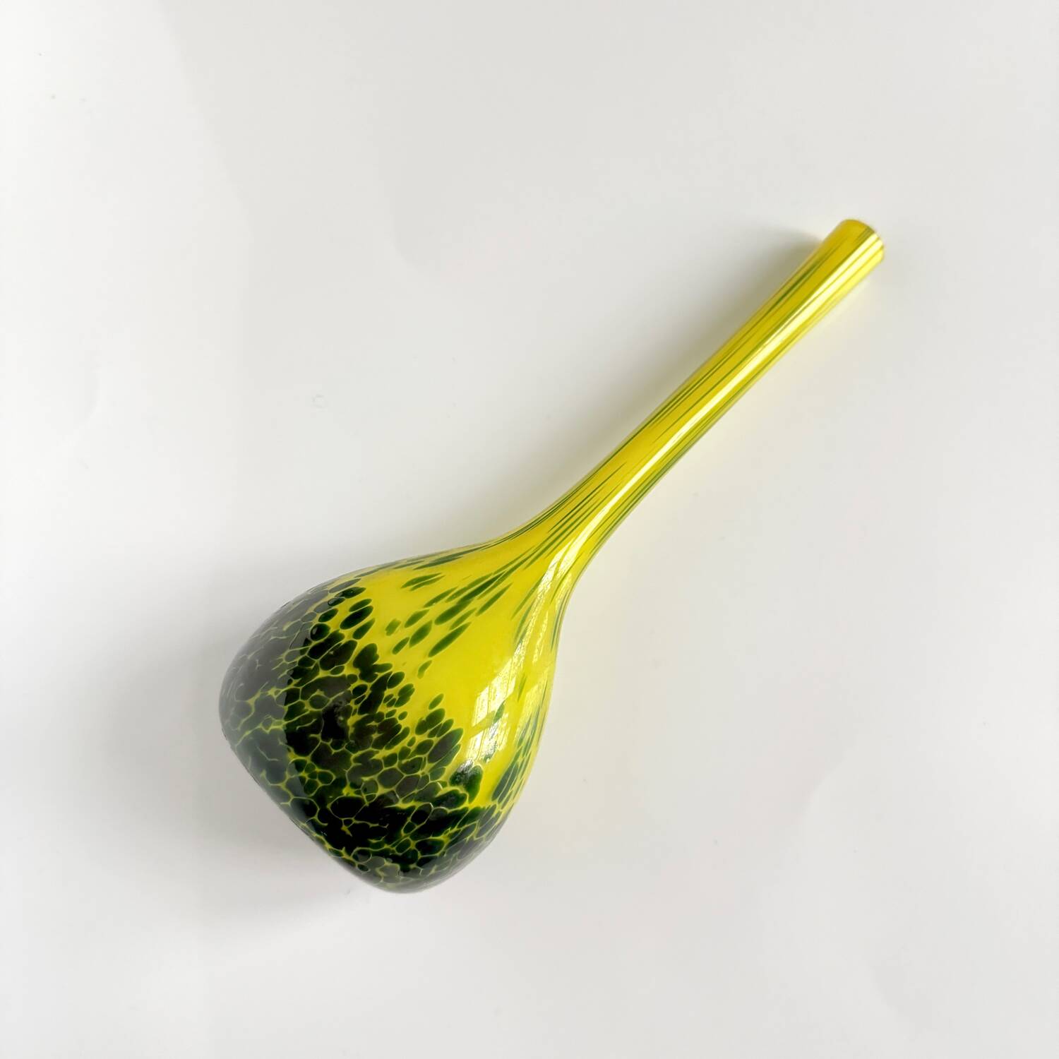 Vase / Soliflore en pâte de verre jaune – Début XXe