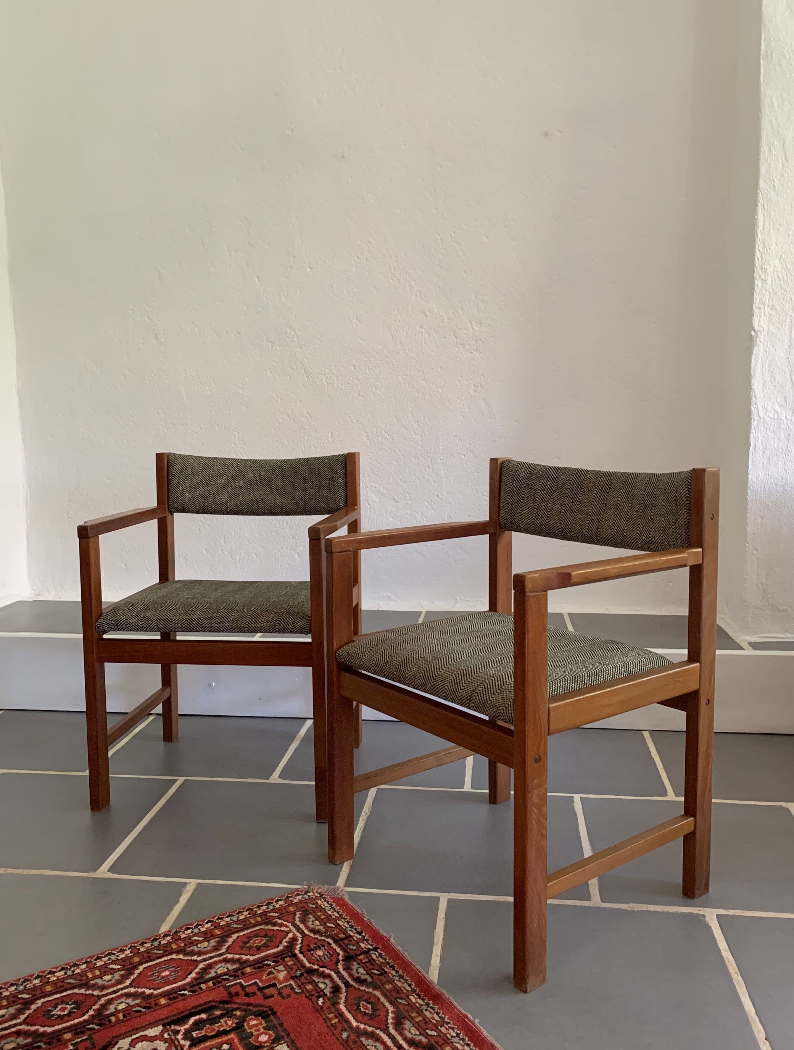 Set 6 chairs and 2 vintage Scandinavian teak and tweed chairs
