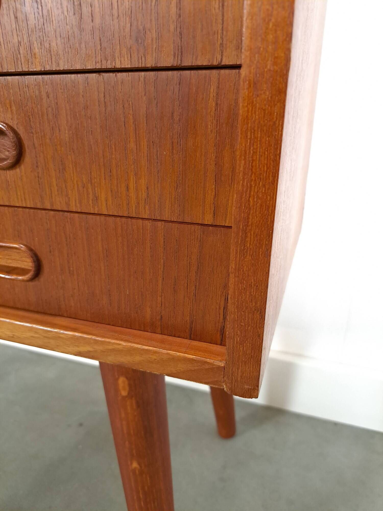 Deens teak brede LP kast met planken, lades en bar met spiegel