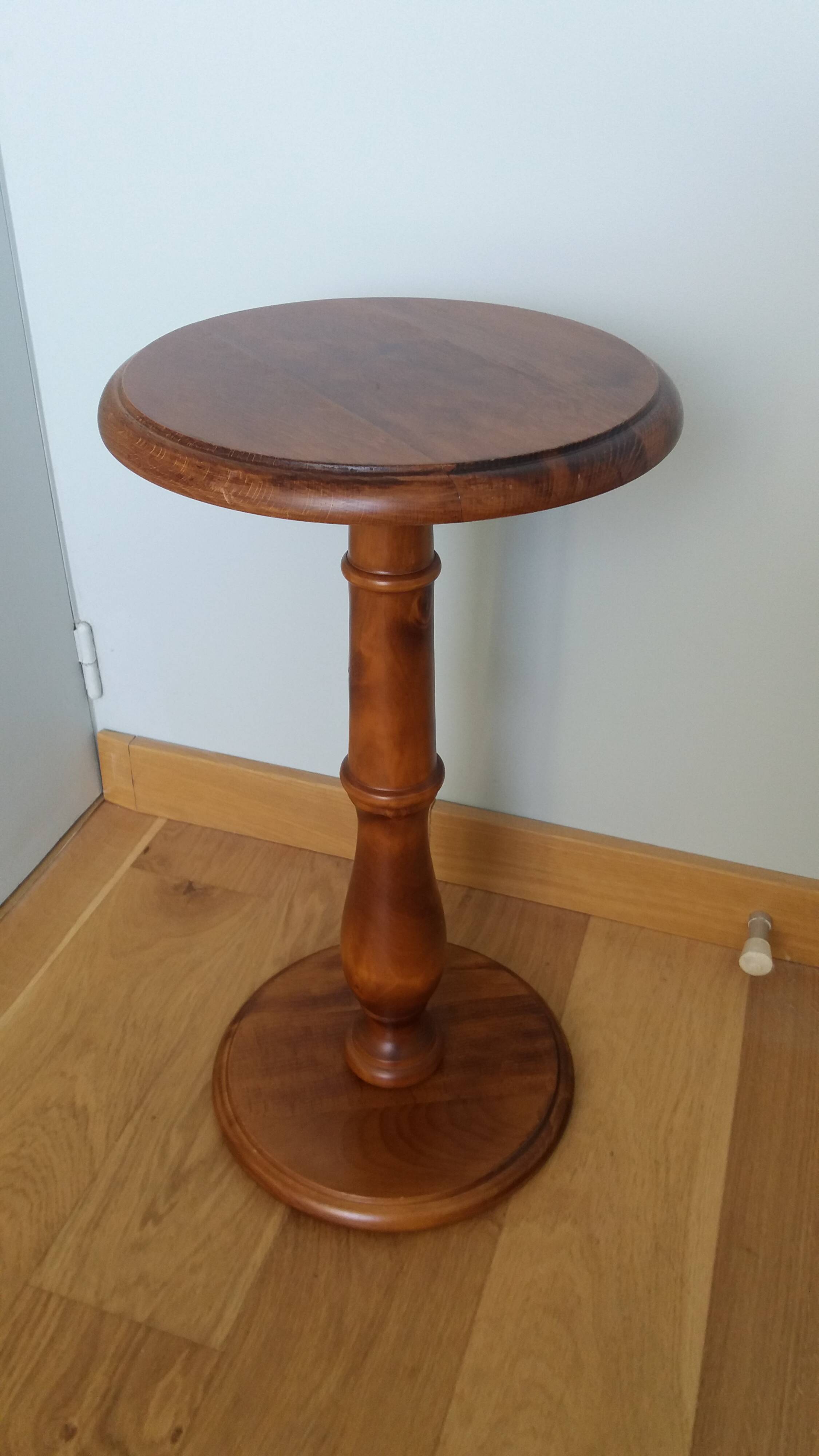 Round pedestal table in solid wood
