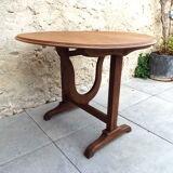 Folding round table winemaker