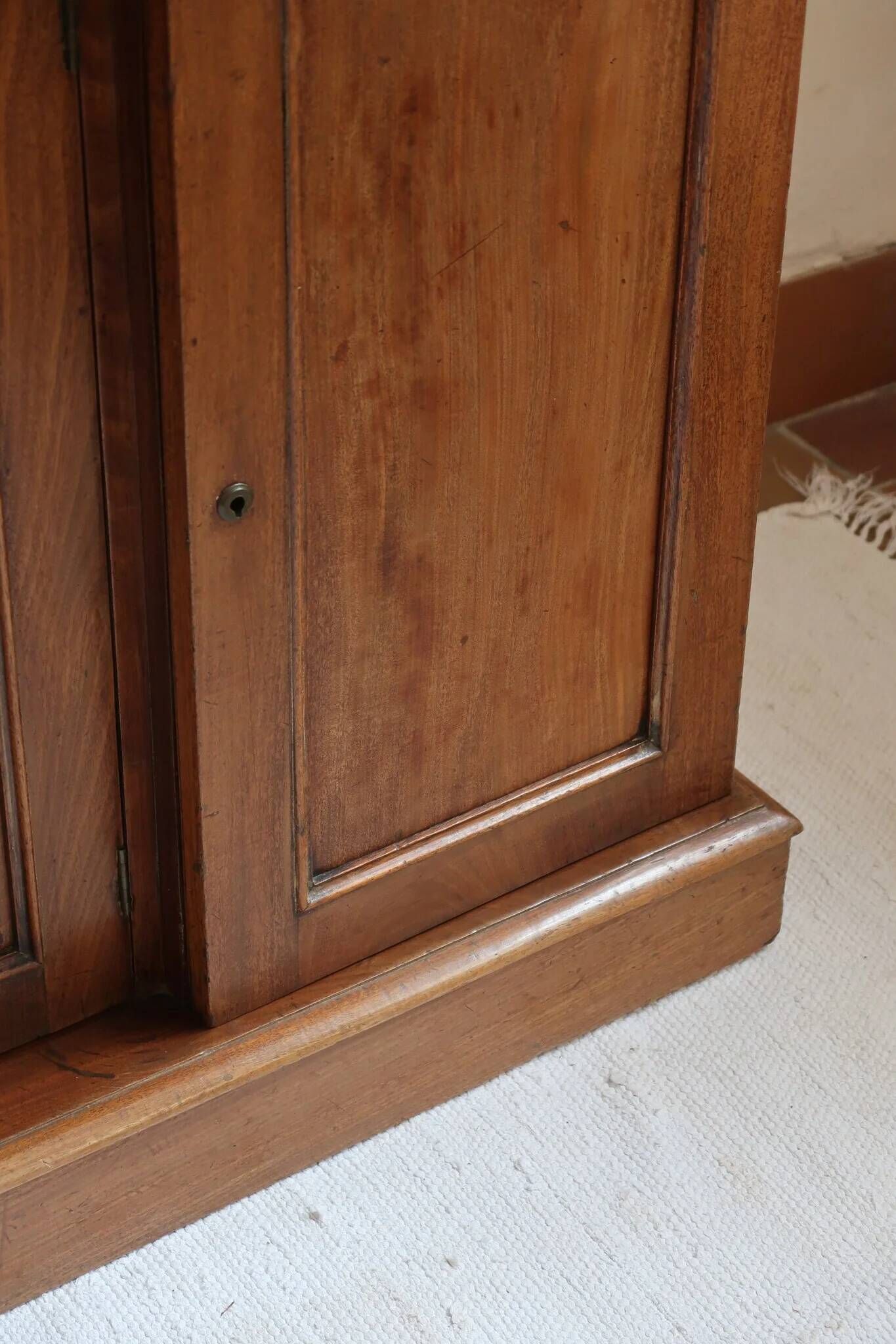 Walnut sideboard, 3 drawers and 3 doors, 1930s.