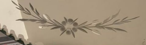 Bevelled round mirror with flowers