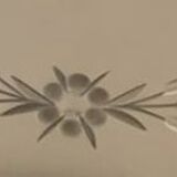 Bevelled round mirror with flowers