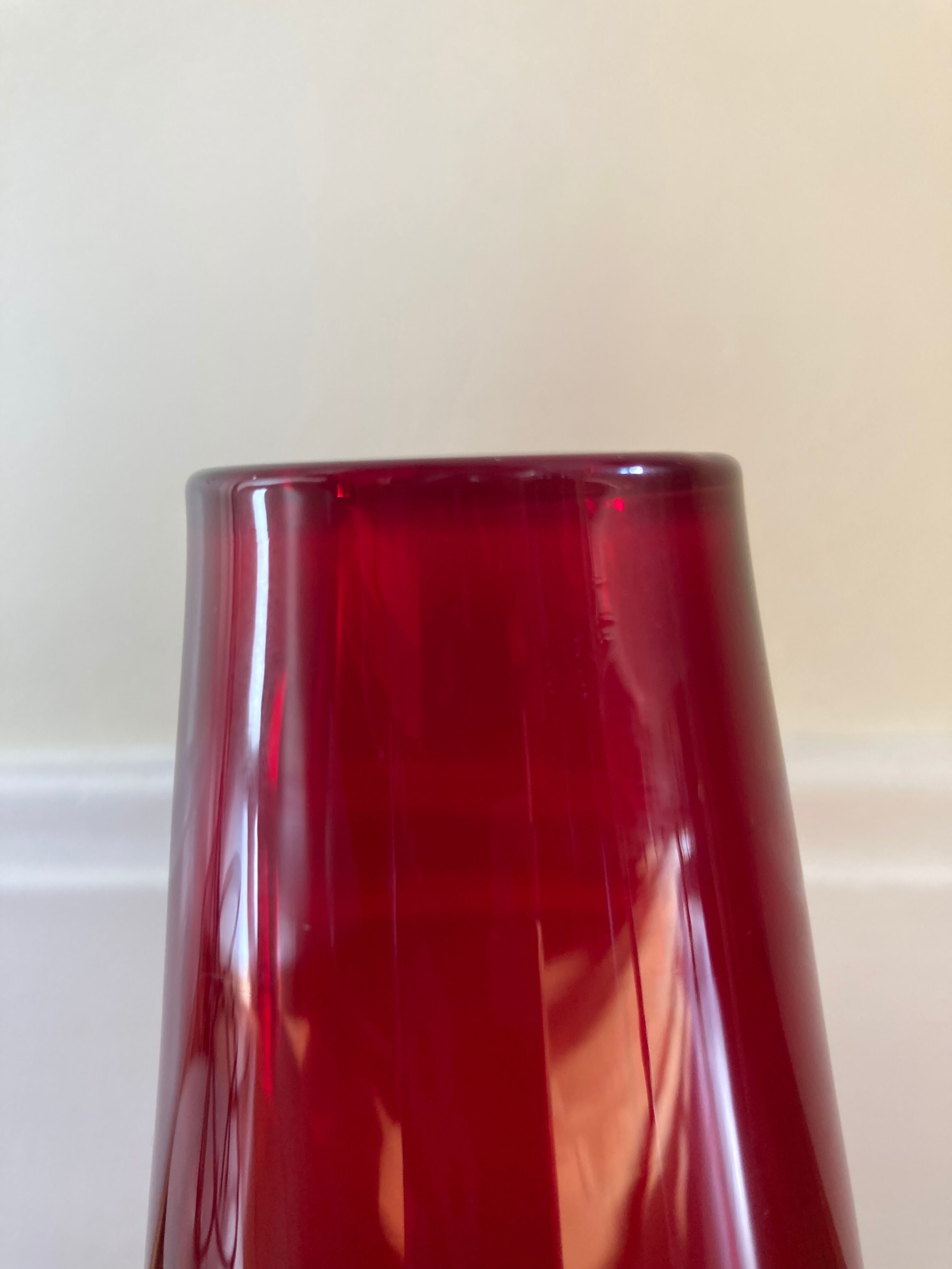 Vase scandinave verre rouge Sweden Seda