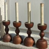 Série de 4 anciens bougeoirs en bois/brutaliste
