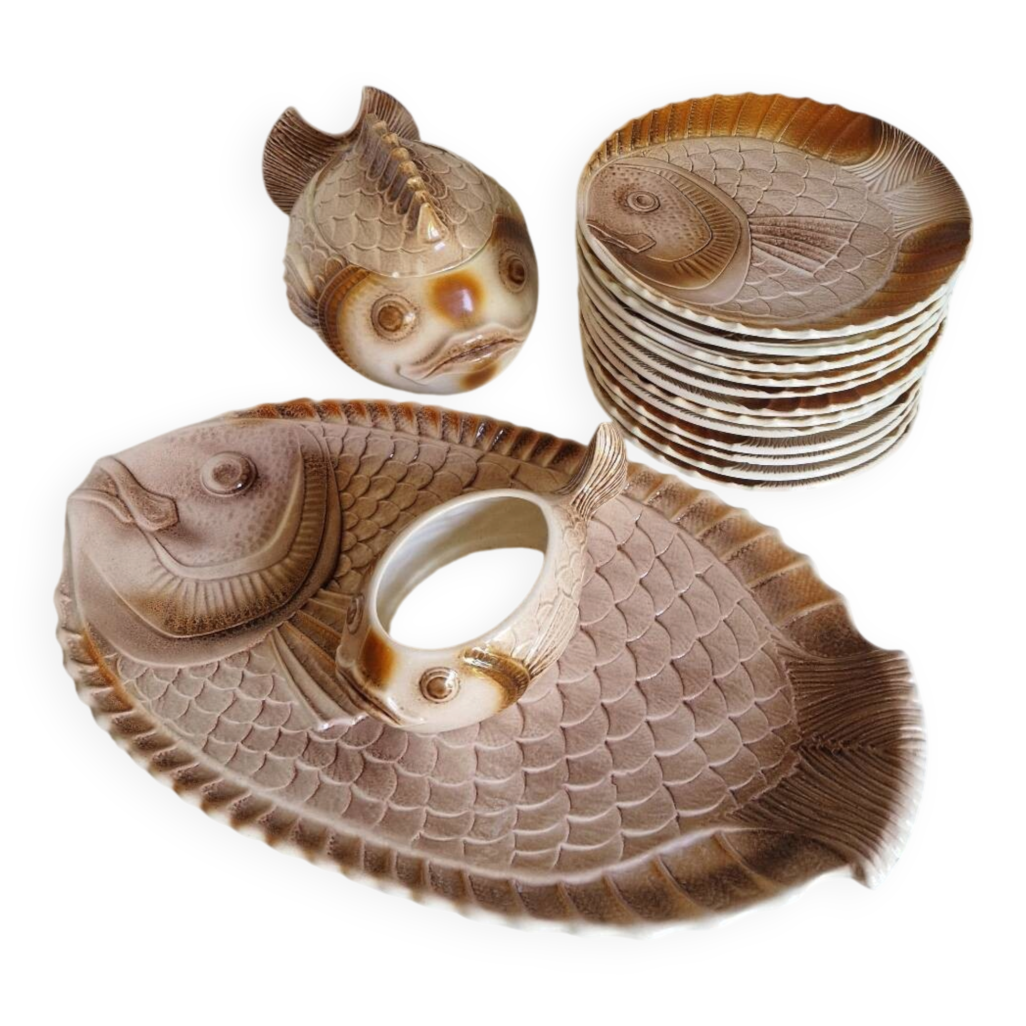 Many flat plates, dish, sauce boat, vegetable dish.