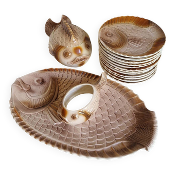 Many flat plates, dish, sauce boat, vegetable dish.