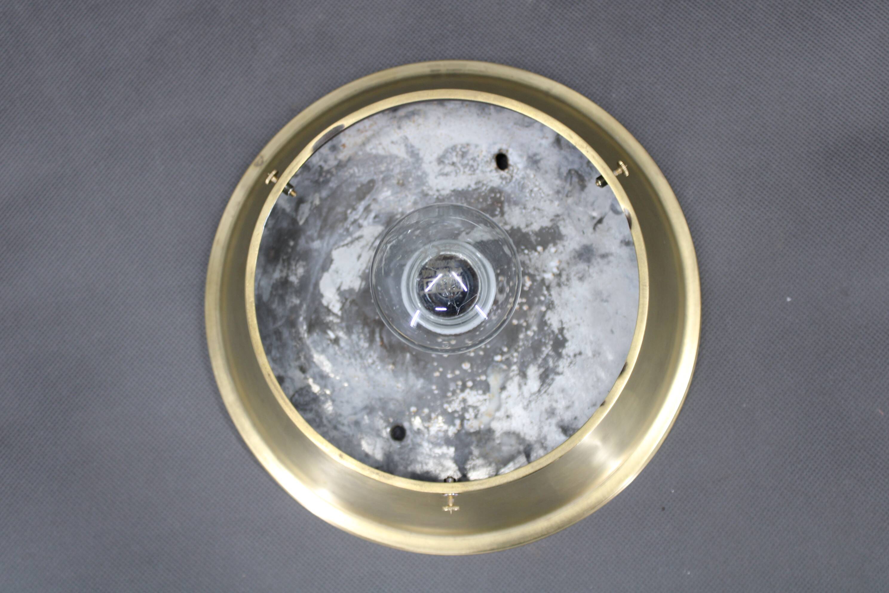 Plafonnier Art Déco en laiton des années 1930 avec abat-jour en verre opalin, Tchécoslovaquie, Res