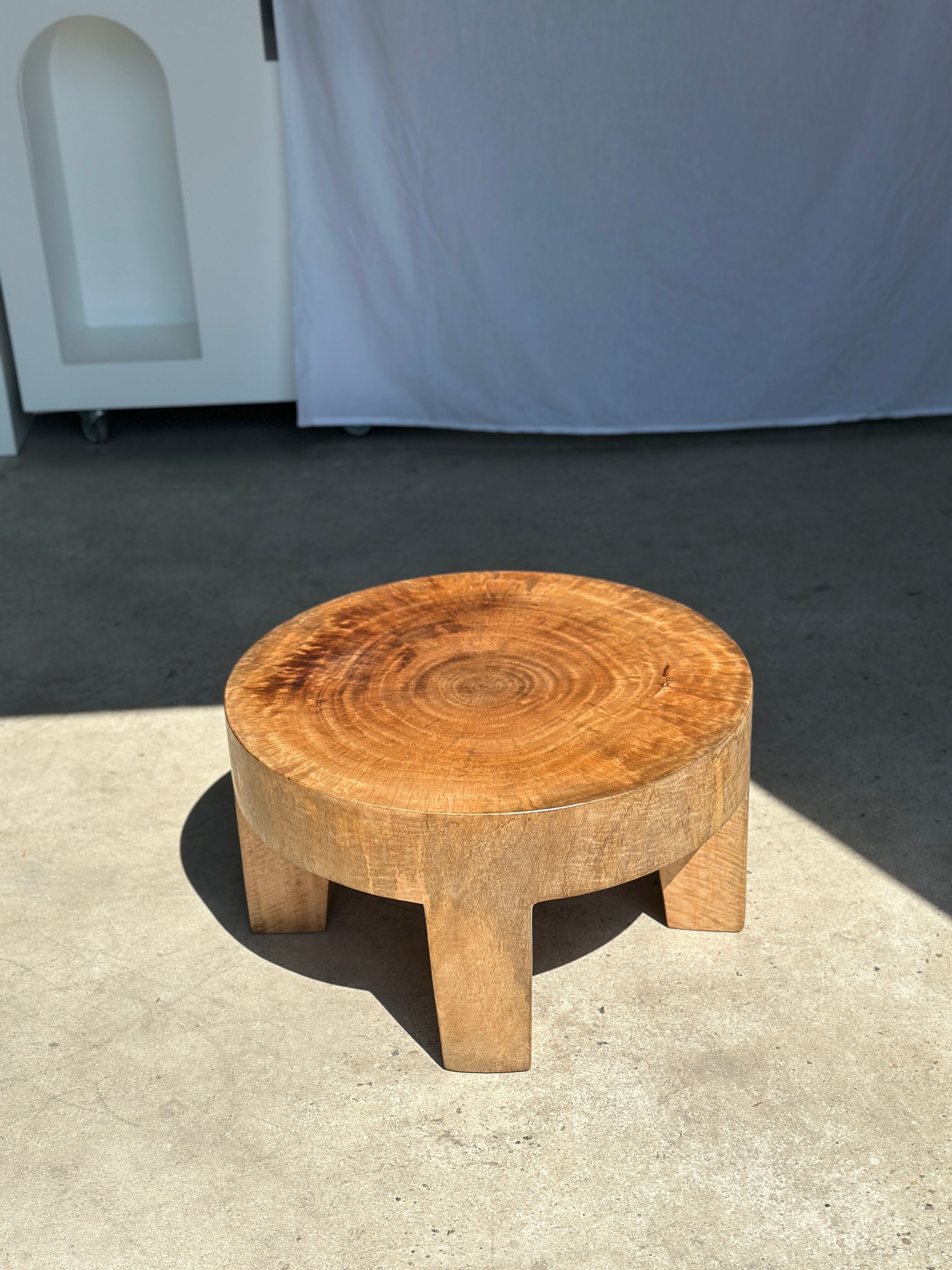 Quadripod coffee table in solid wood monoxyl natural color (dark)