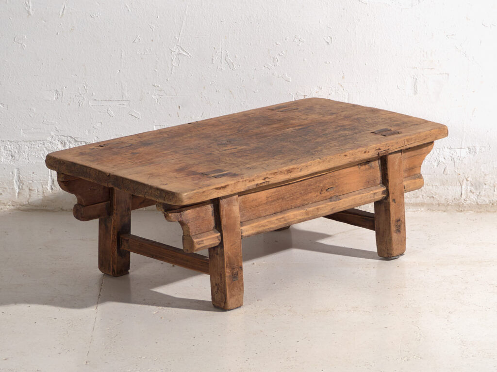 Table basse ancienne en bois d’orme – Chine, circa 1930