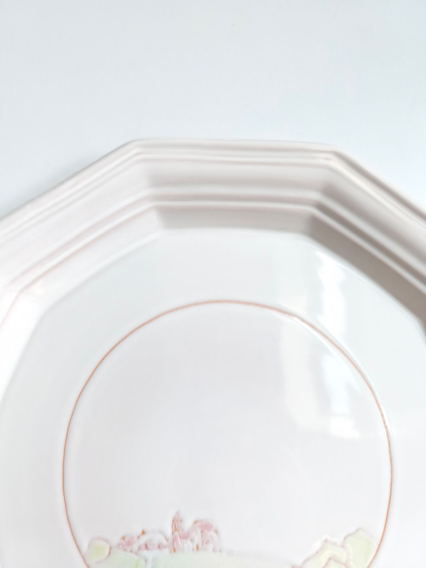 Round vintage Niderviller plate with a country decor.