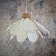 Suspension fleur, modèle Iris, 16 pétales en rotin et lin blanc