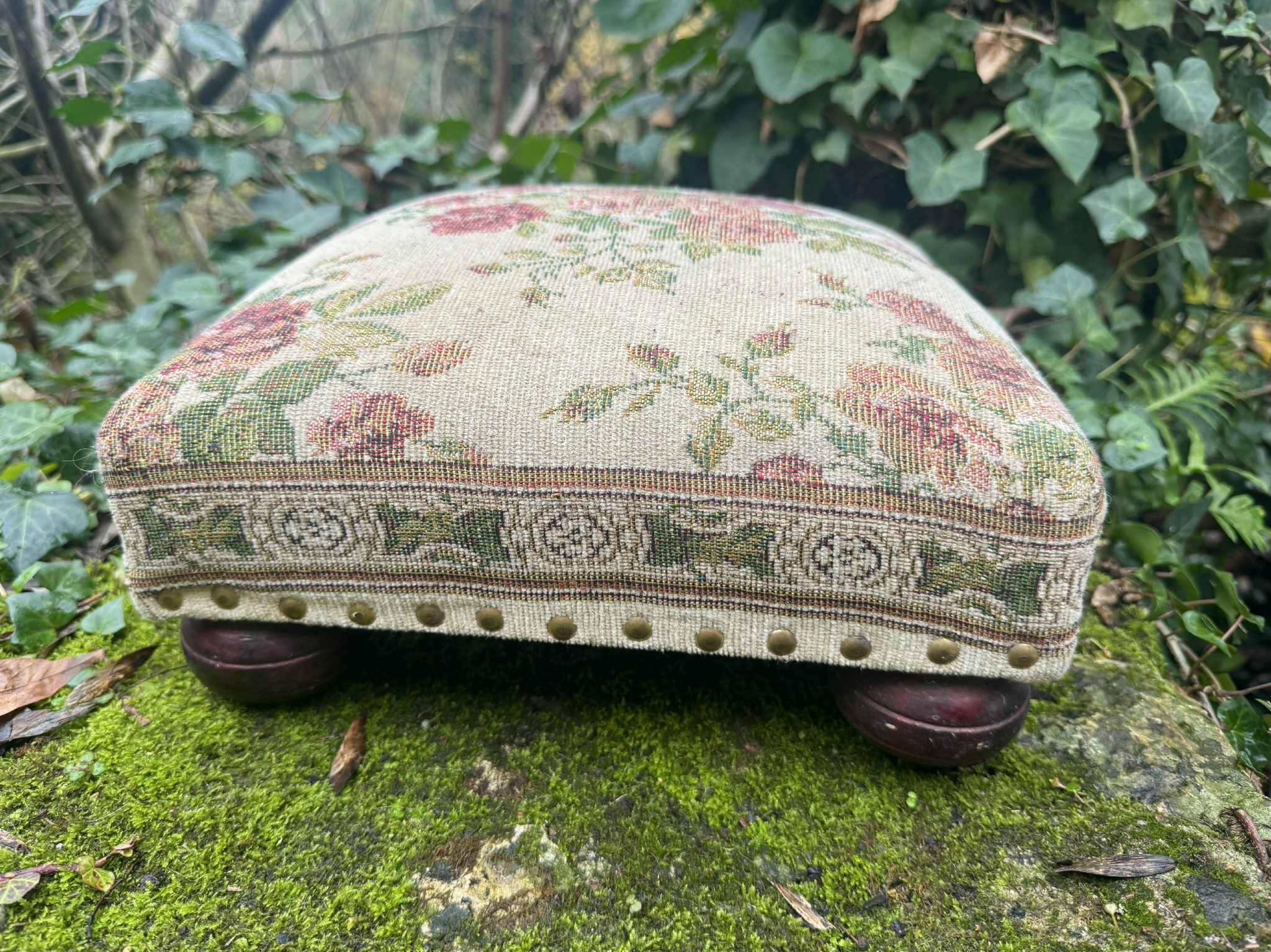 Baroque-style footrest