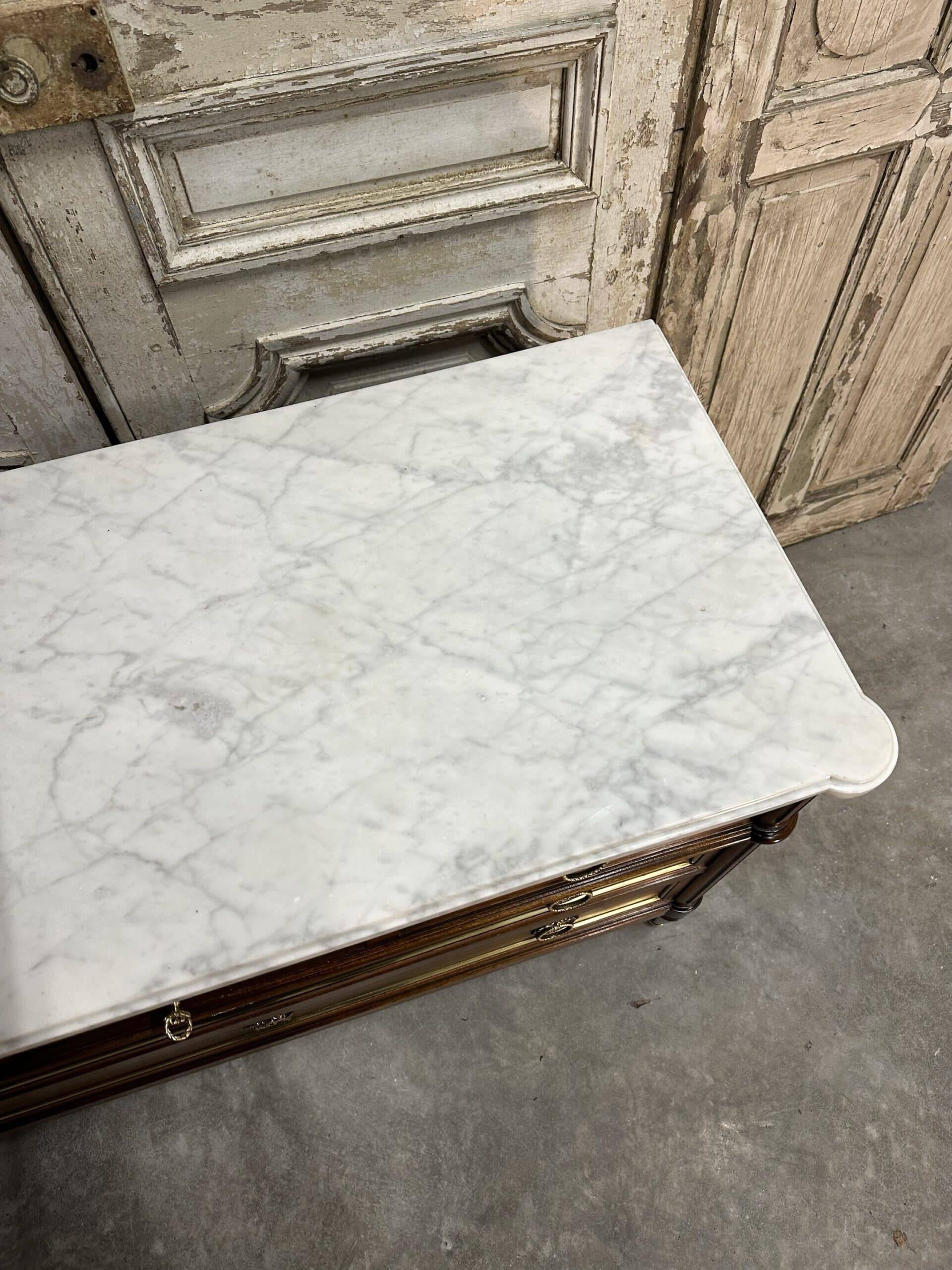 Commode de style Louis XVI en acajou