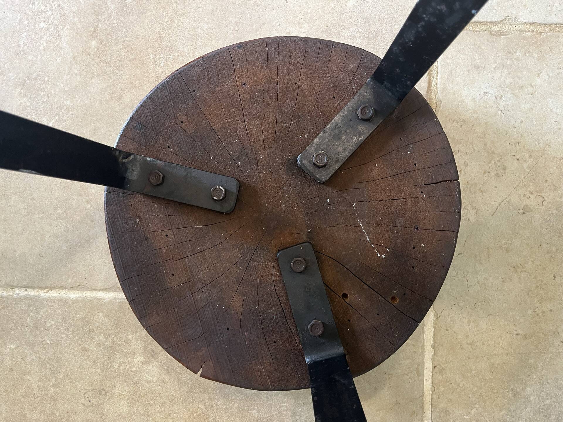 Tabouret tripode brutaliste