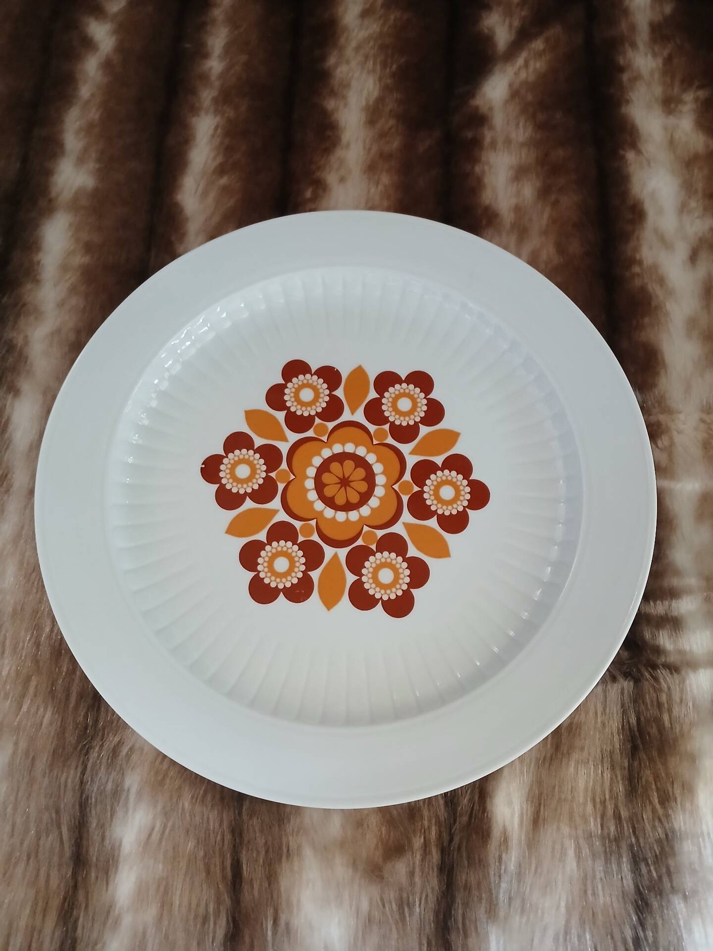 Plat ancien aux motifs années 70