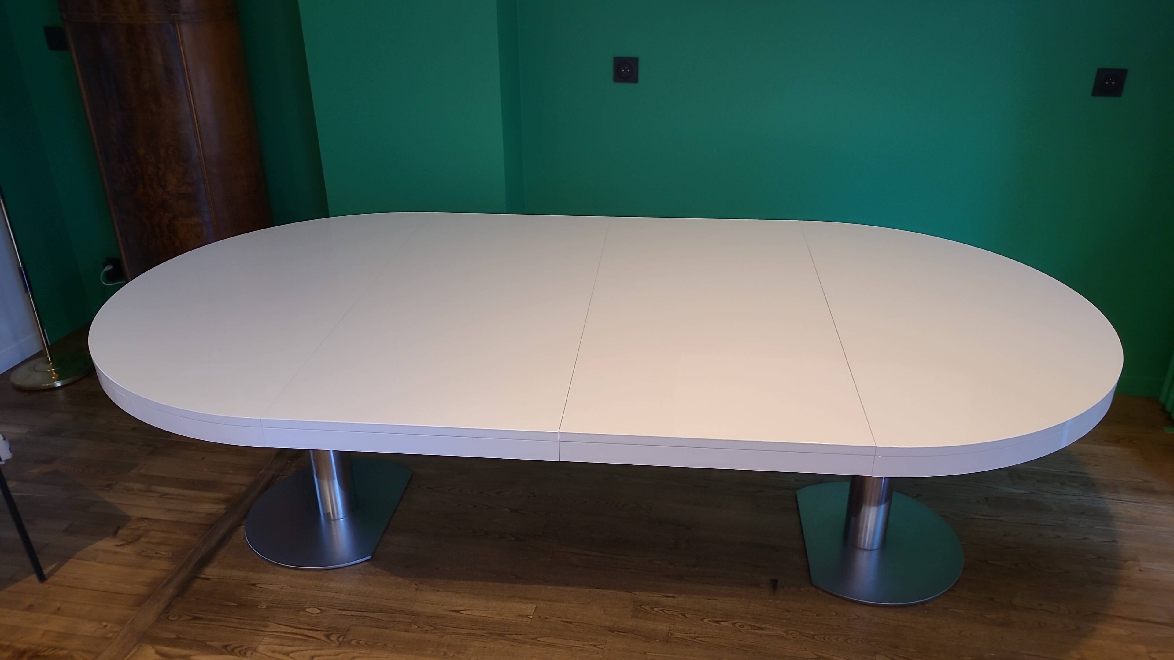 Ligne Roset table in glossy white lacquer, chrome legs, 2 extensions.