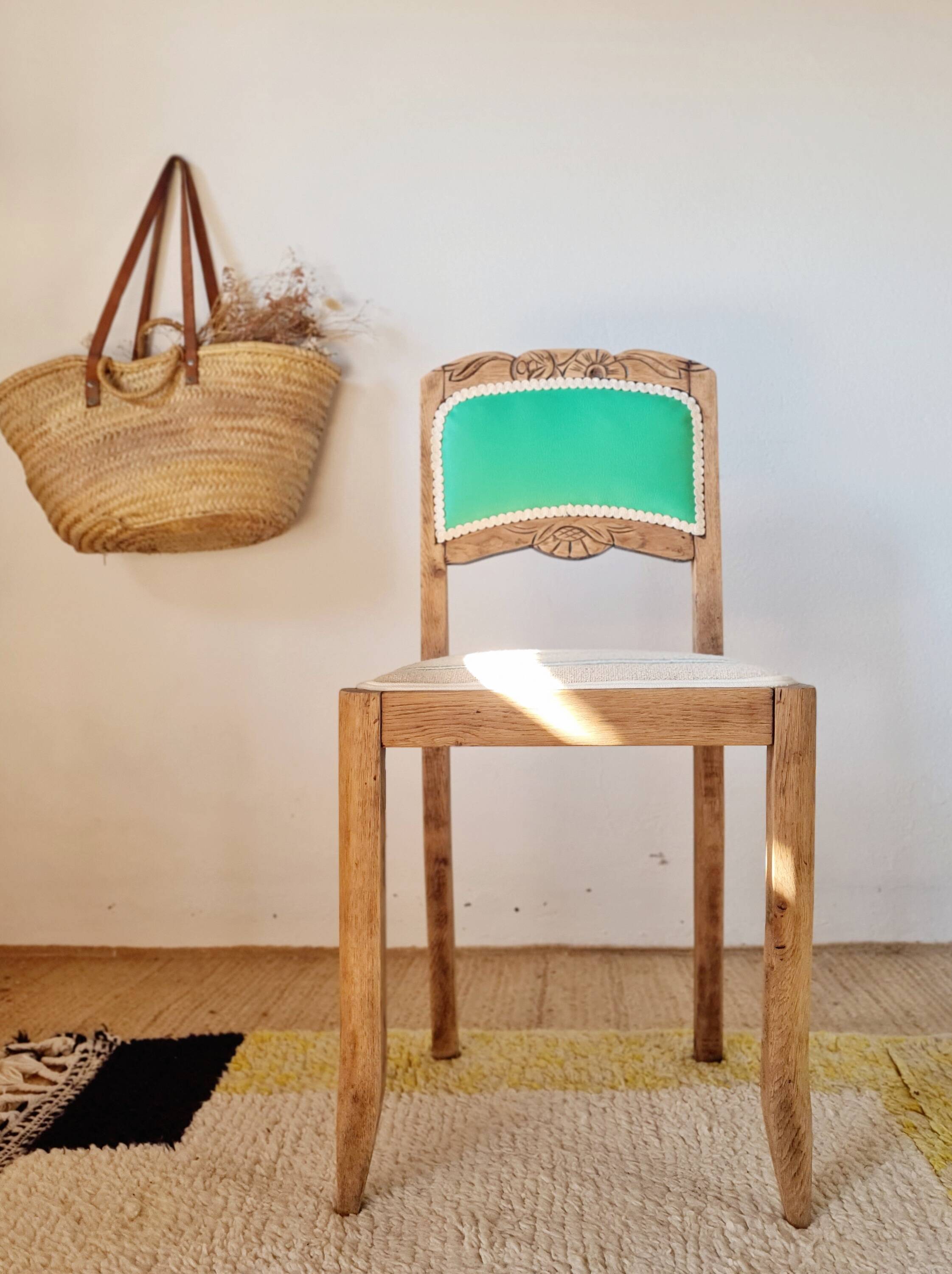 Chaise ancienne rénovée – bois sculpté et dossier vert