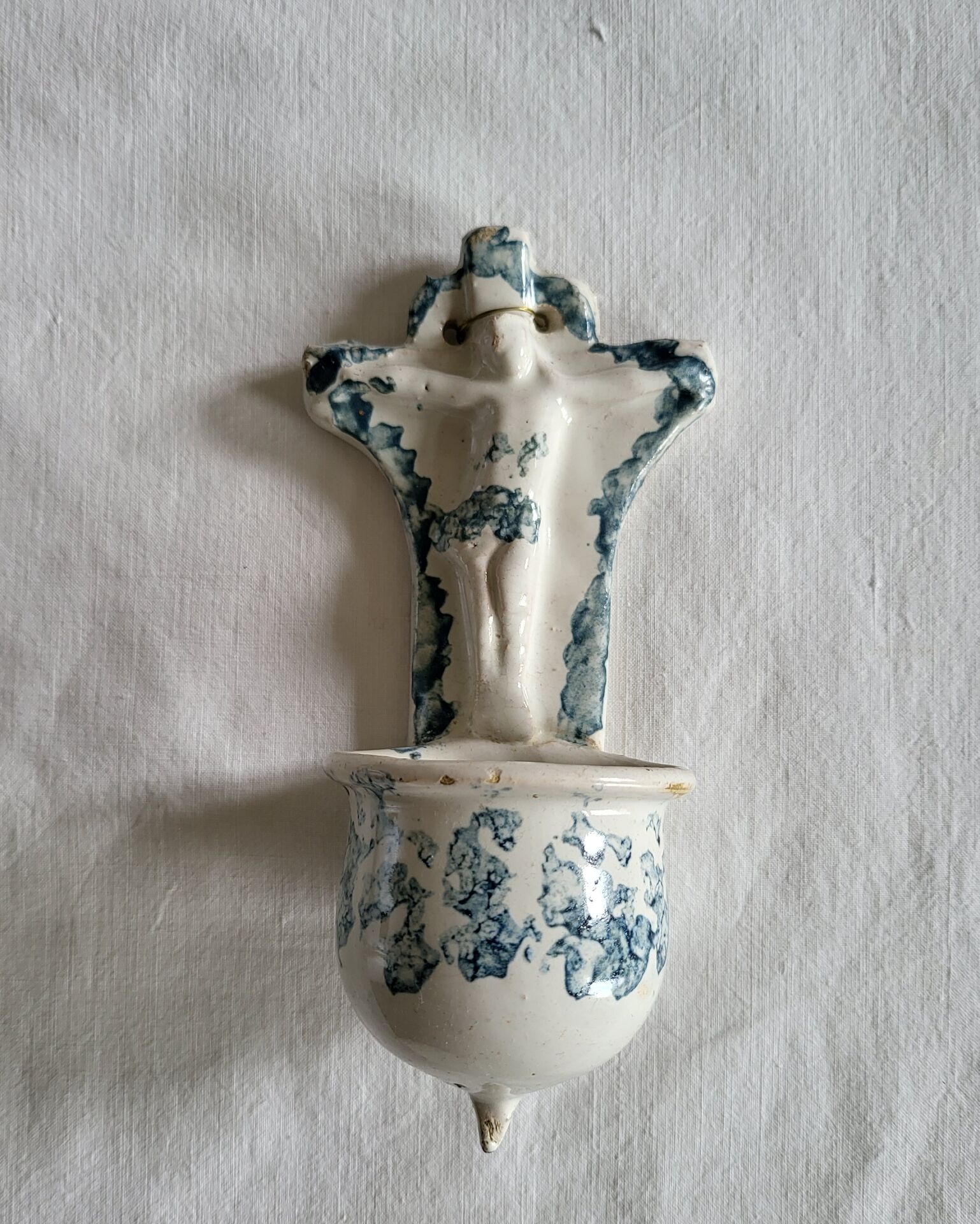 Ancien Bénitier en Faïence bleue et blanche Christ Croix