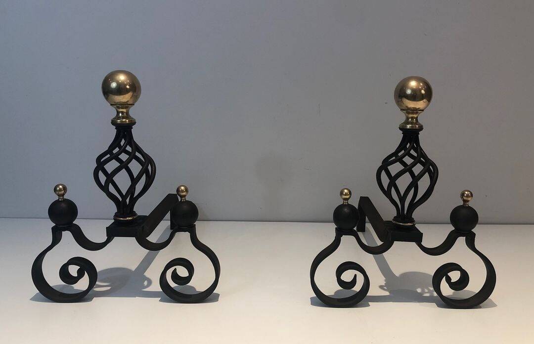 Paire de Chenets en Fer Forgé à Boules de Laiton Poli et Corps en Cage Ajou