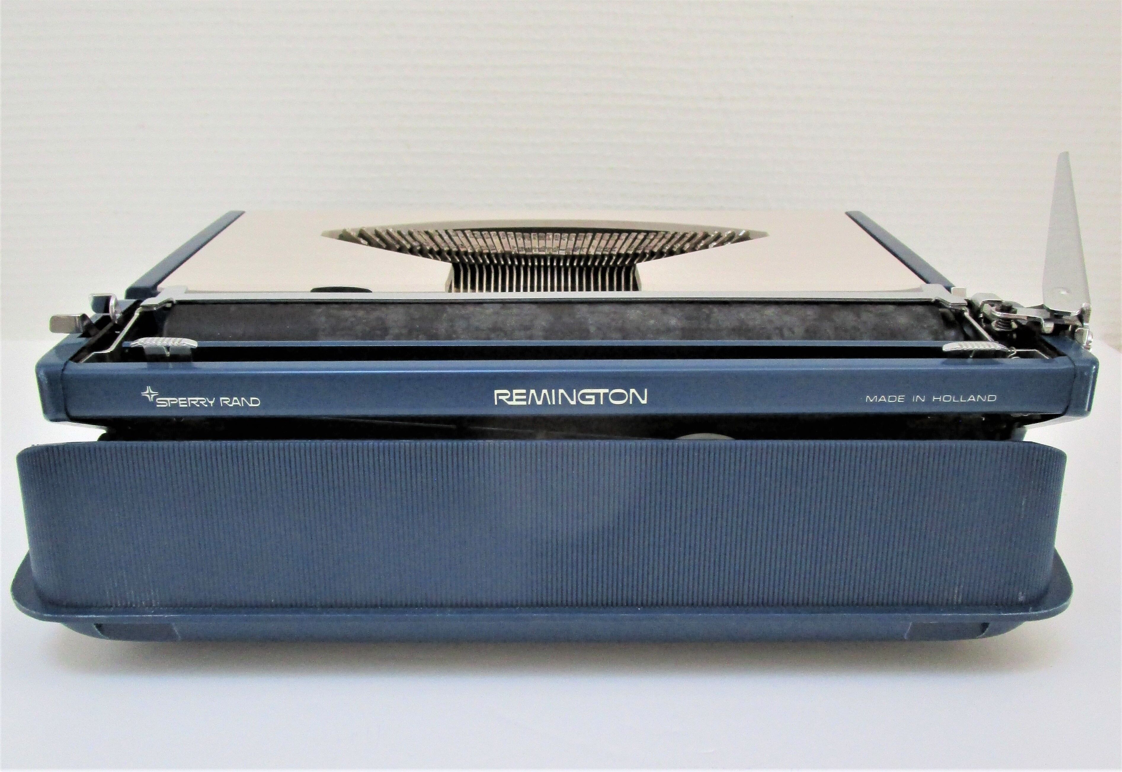 typewriter Remington Sperry rand Envoy III blue and white 70s